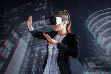 Vr kulaklık deneyimi kazanan genç bir kız sanal gerçeklikte olmak için arttırılmış gözlük kullanıyor. Geceleri şehirde..