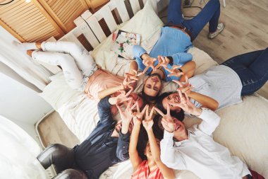 Grup farklı çok ırklı kişi ekip çalışması kavramı.