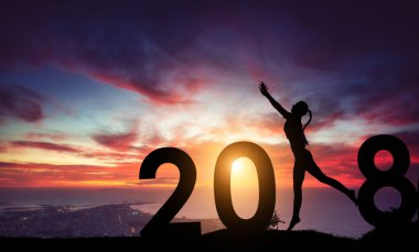 Siluet genç kadın 2018 yılına atlıyor.