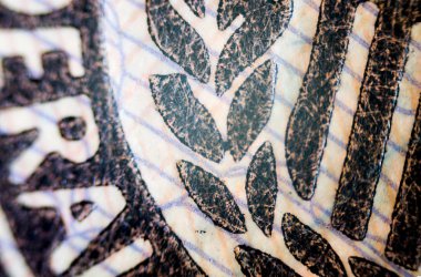 Usa parası mikroskop altında kısmen odak dışı, merkez üzerinde odak noktası.