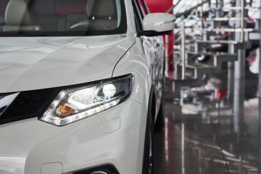 Farlar ve yeni lüks bir arabanın kaputu..