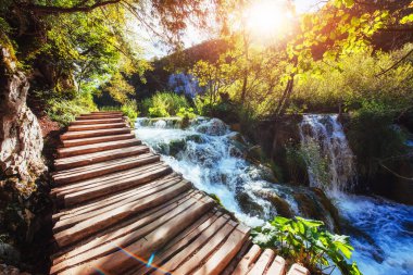 Ahşap döşeme üzerinde mavi su. Plitvice Gölleri, Hırvatistan