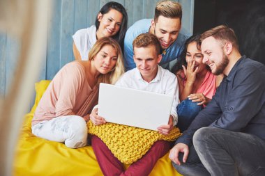 Sosyal Medya Kavramını Asan Yaratıcı Genç Arkadaşlar Grubu. Çalışma Sürecinde Yaratıcı Proje Tartışılan, Oyun Oynayan veya Video Film İzleyen İnsanlar.