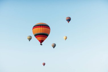 Renkli sıcak hava balonları mavi gökyüzü karşı bir grup.
