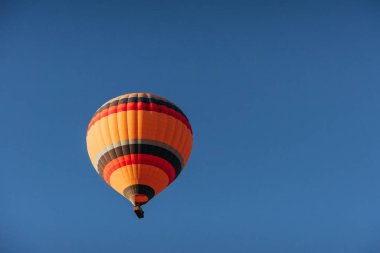 Renkli sıcak hava balonları mavi gökyüzü karşı bir grup.