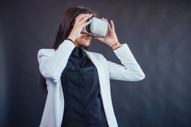 Stüdyoda siyah bir arka plan üzerinde Mutlu kadın Vr-gözlük sanal gerçeklik kulaklık kullanma deneyimi alır