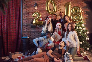 Neşeli eski dostlar grubu birbirleriyle iletişim kuruyor. Yeni 2018 yılı yaklaşıyor. Yeni yılı rahat bir ev ortamında kutlarız.