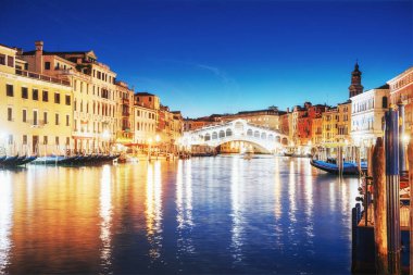 Şehir manzarası. İtalya, Venedik 'teki Rialto Köprüsü Ponte Di Rialto. Birçok turist yıl boyunca kentin güzelliğini ziyaret ediyor. Avrupa