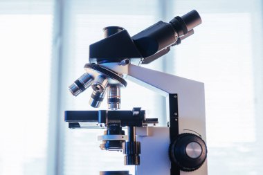 Laboratuvardaki mikroskobu kapat.