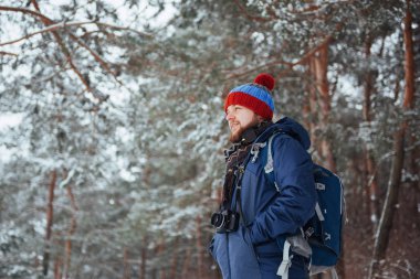 Sırt çantalı Gezgin Seyahat Yaşam Tarzı macera konsepti açık havada aktif tatiller. Kozalaklı ağaçlar ve beyaz karla kaplı güzel bir manzara..