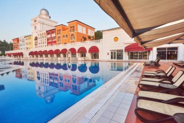 Yüzme havuzu ve lüks otelin plajı. Tip eğlence kompleksi. Amara Dolce Vita Luxury Oteli. Tatil köyü. Tekirova-Kemer. Türkiye