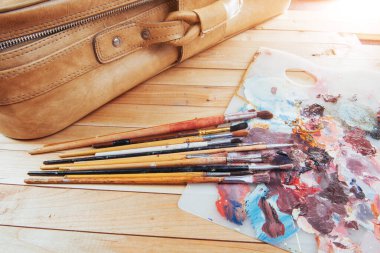 Fırçalı renkli boya paleti. Kopyalama alanı olan üst görünüm.