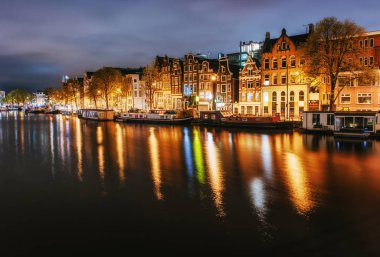 gece şehir göster amsterdam kanal, tipik Hollanda evleri ve tekneler, Hollanda, Hollanda.