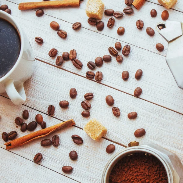 Kaffeebohnen Und Tasse Kaffee Auf Dem Tisch Hintergrund — Stockfoto