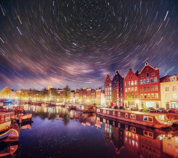 Vacker Natt Amsterdam Natt Belysning Byggnader Och Båtar Nära Vattnet — Stockfoto