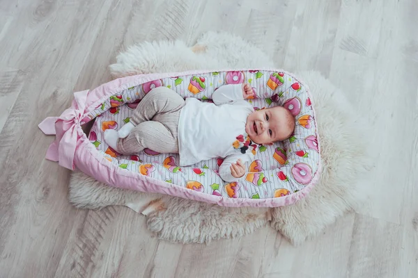 Photo Charming Newborn Baby Pink Cradle Good Light Studio — Stock Photo, Image