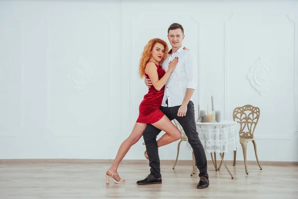 Junge Schöne Frau Rotem Kleid Und Ein Tanzender Mann Isoliert — Stockfoto