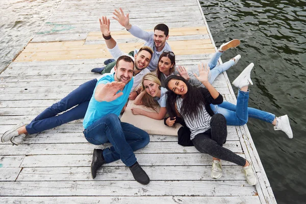 Group Beautiful Young People Pier Friends Satisfaction Creates Emotional Life — Stock Photo, Image