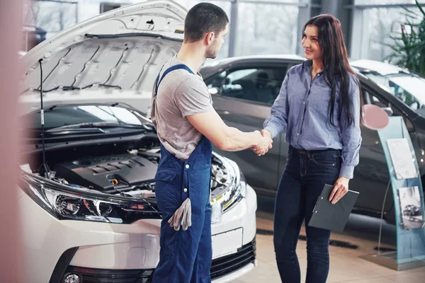Husband Car Mechanic Woman Customer Make Agreement Repair Car — ストック写真