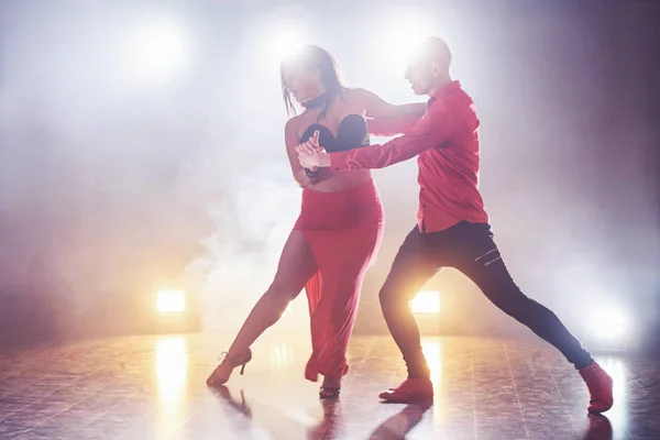 Skillful Dancers Performing Dark Room Concert Light Smoke Sensual Couple — Stock Photo, Image