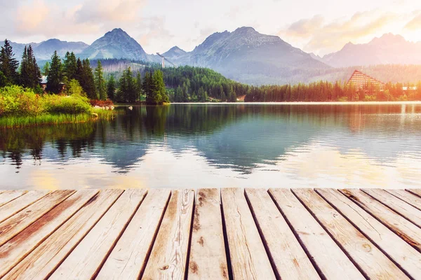 Görkemli dağ gölü Milli Parkı yüksek Tatra içinde. Strbske pleso, Slovakya, Europe.