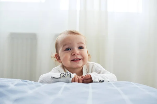 Einjähriges Mädchen Sitzt Auf Dem Boden Und Lächelt Auf Weißem — Stockfoto