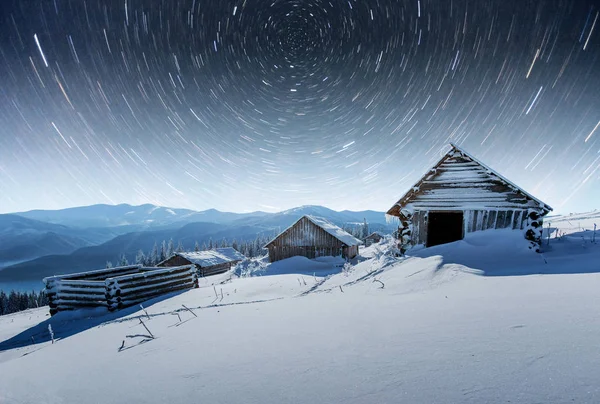 Chalets Las Montañas Por Noche Bajo Las Estrellas Evento Mágico — Foto de Stock