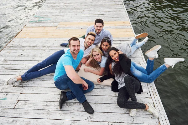 Grupo Jóvenes Hermosos Muelle Satisfacción Los Amigos Crea Vida Emocional — Foto de Stock