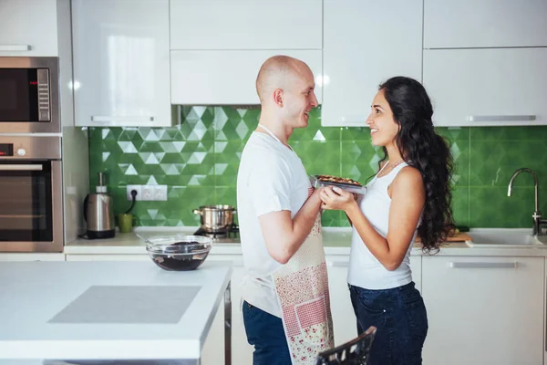 Beau Jeune Couple Photographié Souriant Caméra Tout Cuisinant Dans Cuisine — Photo