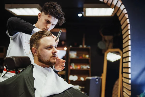 Penteado Masculino Corte Cabelo Uma Barbearia Salão Cabeleireiro Cabeleireiros Barbeiros — Fotografia de Stock