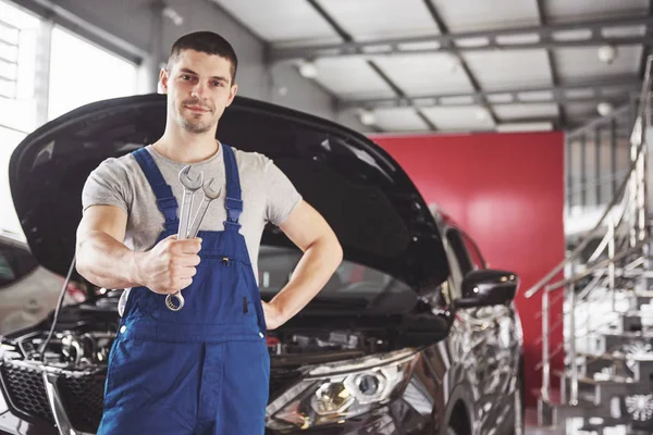 Manos Del Mecánico Del Coche Con Llave Inglesa Garaje — Foto de Stock