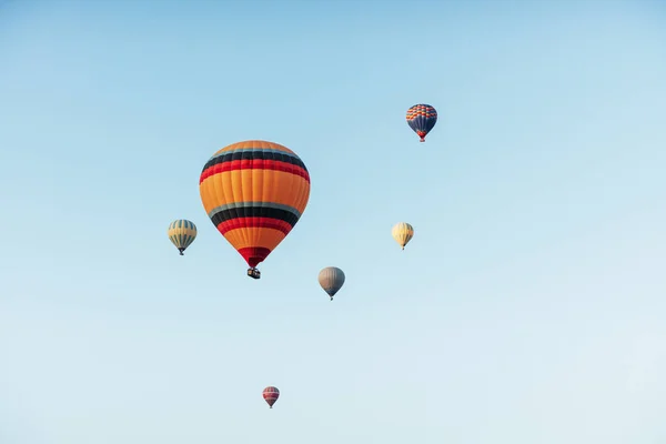 Grupa Kolorowe Balony Przeciw Błękitne Niebo — Zdjęcie stockowe