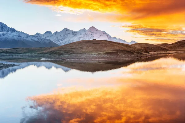 Bergmeer Prachtige Zonsopgang Ochtendlandschap Het Koruldi Meer Belangrijkste Kaukasische Bergkam — Stockfoto