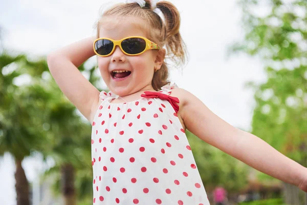 Happy Baby Girl Summer Sunglasses — Stock Photo, Image
