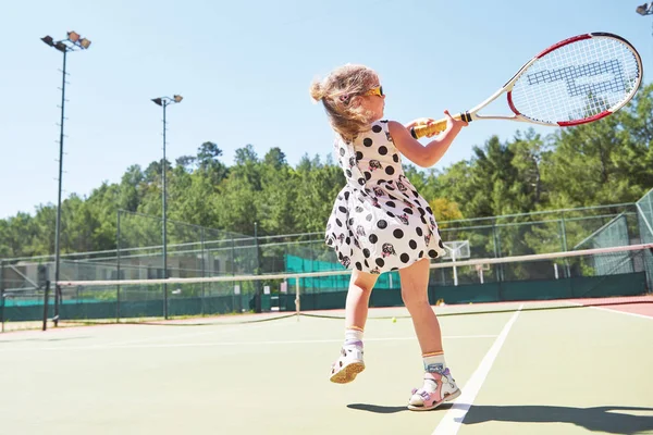 Šťastná Holčička Hraje Tenis Letní Sport — Stock fotografie