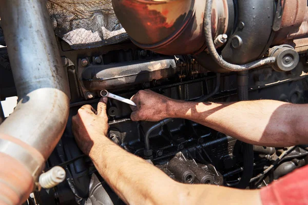 Combine Machine Service Mechanic Repairing Motor Outdoors — Stock Photo, Image