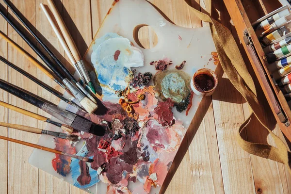 作家のパレット テーブルの上のパレット上の色油塗料 — ストック写真