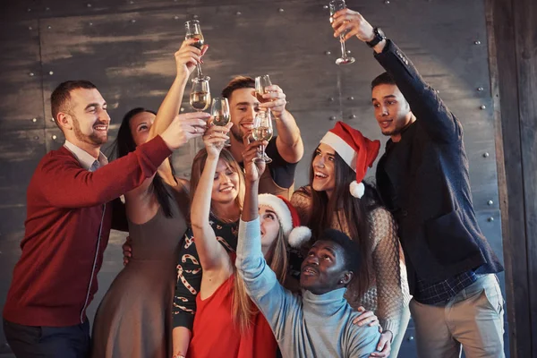 Acerca Año Nuevo Grupo Jóvenes Alegres Multiétnicos Los Sombreros Santa — Foto de Stock