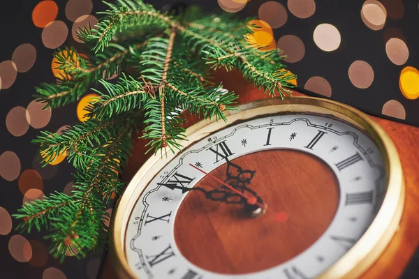 Bonne année à minuit 2018, Vieille horloge en bois avec lumières de vacances et branches de sapin — Photo