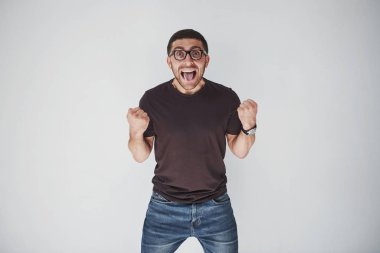 Duygusal giyinmiş bir adam acı içinde ya da korku içinde bağırır. Duyguları çok kuvvetli..