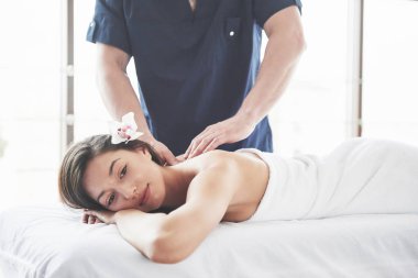 Güzel kadın spa masaj tablo yalan