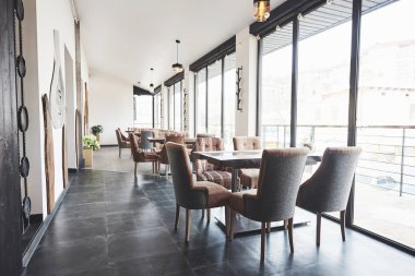 Burası eğlence için özel bir yer, şehir merkezinde yepyeni bir Avrupa restoranı..