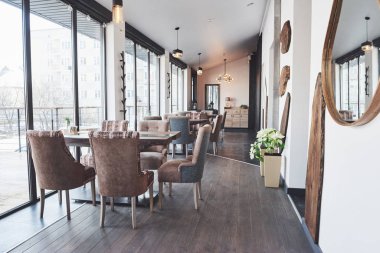 Ahşap klasik mobilyalarla modern ve basit bir kafe..