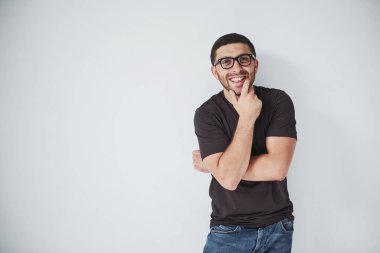 Beyaz arka planda soyutlanmış yakışıklı bir gencin portresi. Yeni harika bir fikri var gibi görünüyor..