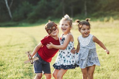 Poz veriyorum. Mutlu çocuklar yazın böyle harika bir yerde iyi vakit geçirirler..