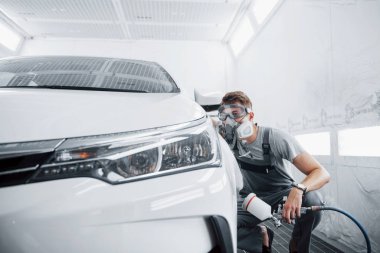 Servis merkezinde araba boyama prosedürü