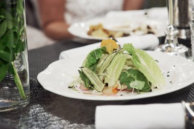 Sebze yemeği dışarıda, restoranın masasında..