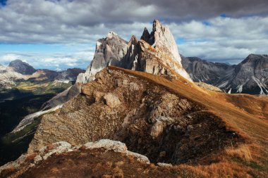Kenarlara yakın. Gündüz vakti Seceda Dolomite dağlarının göze çarpan tepeleri.