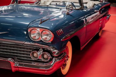 Sinsheim, Almanya - 16 Ekim 2018: Technik Müzesi. Kesilmiş fotoğraf. Kırmızı fayansın oraya mavi eski model bir araba park edilmiş. Araç sergisi.