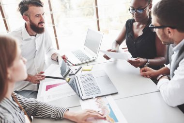 Belgelerin hazırlanması. Ekip çalışanları işlerini planlamak için toplanıyorlar..